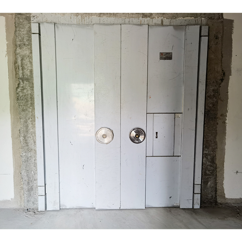 How does the structure design of a double-leaf stainless steel vault door middle door ensure its resistance to violent damage?
